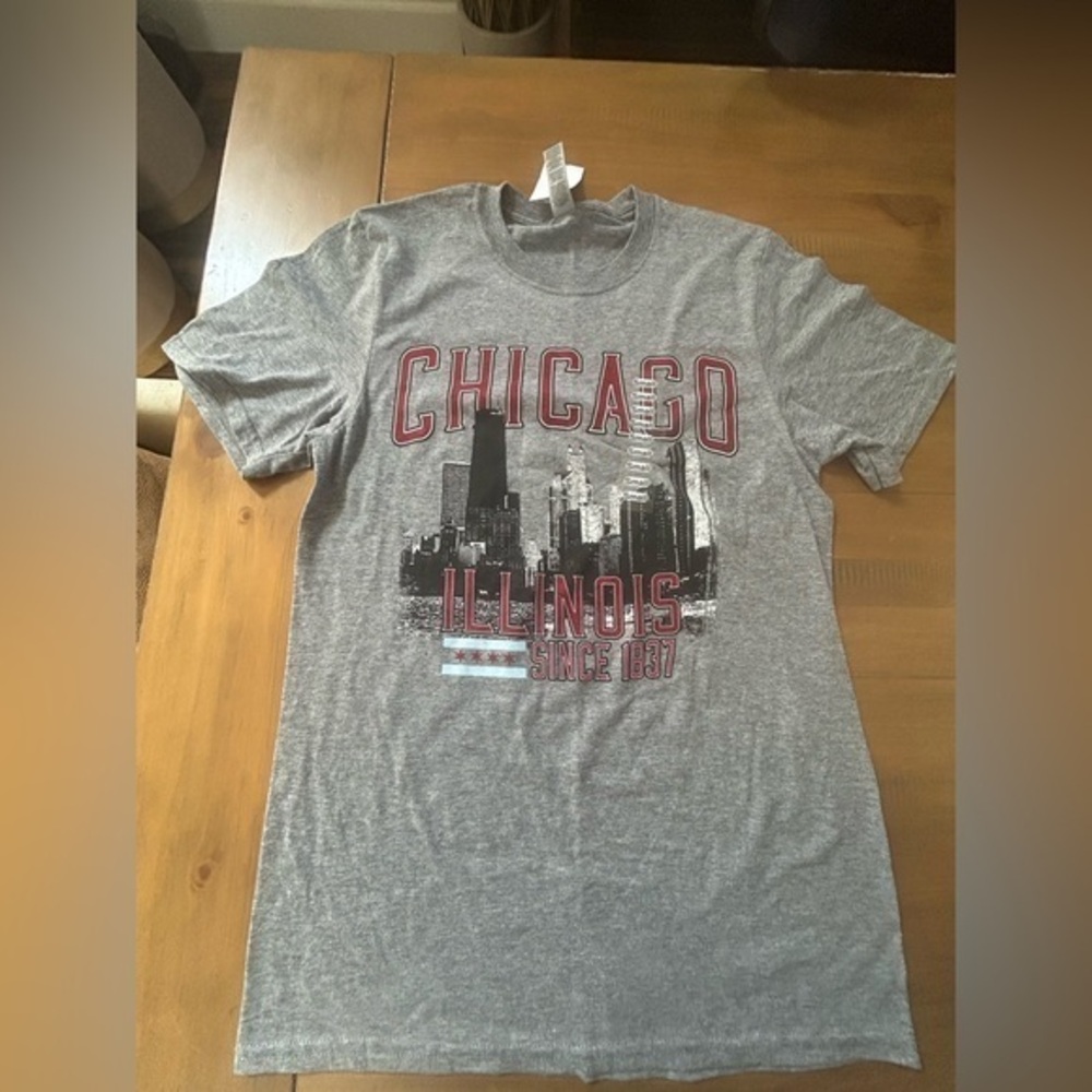 NWT Gray Chicago Graphic T-Shirt